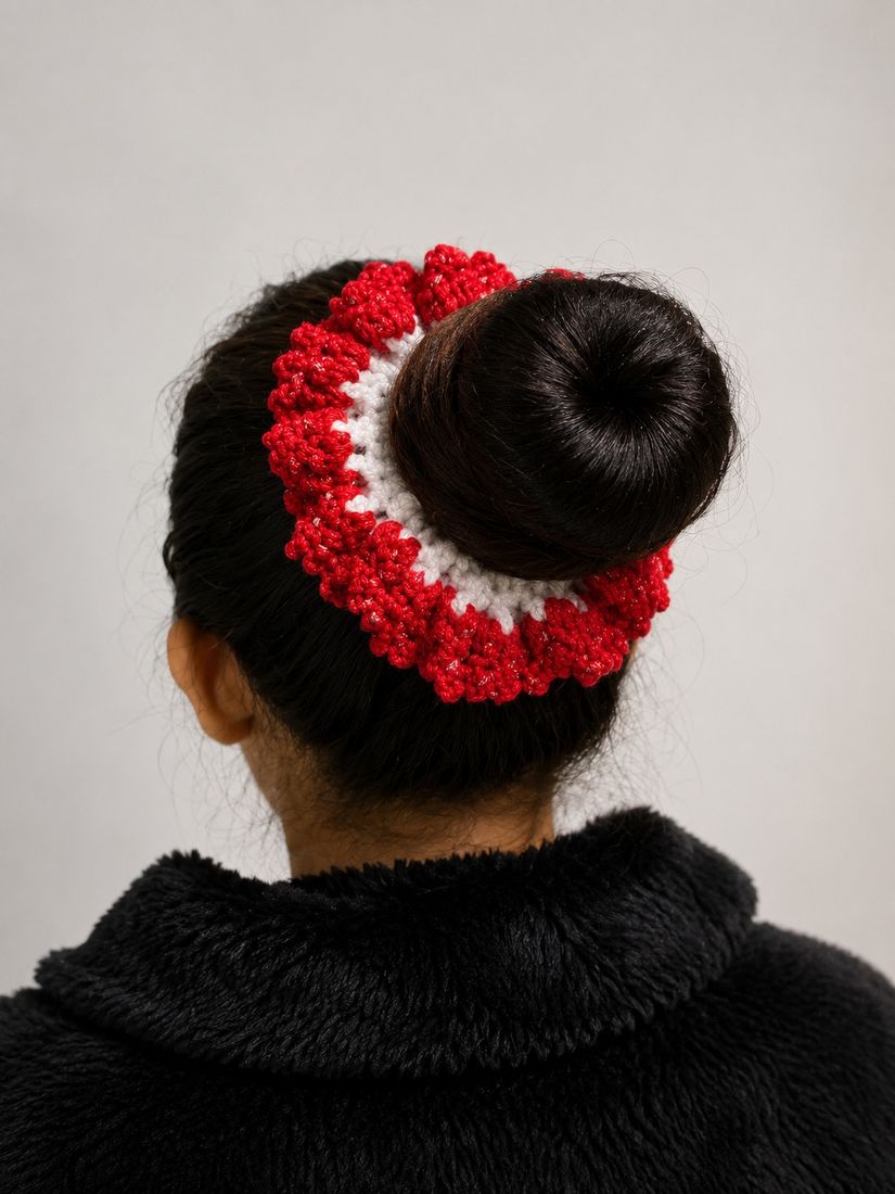 Two-tone crochet bun garland with a scalloped edge